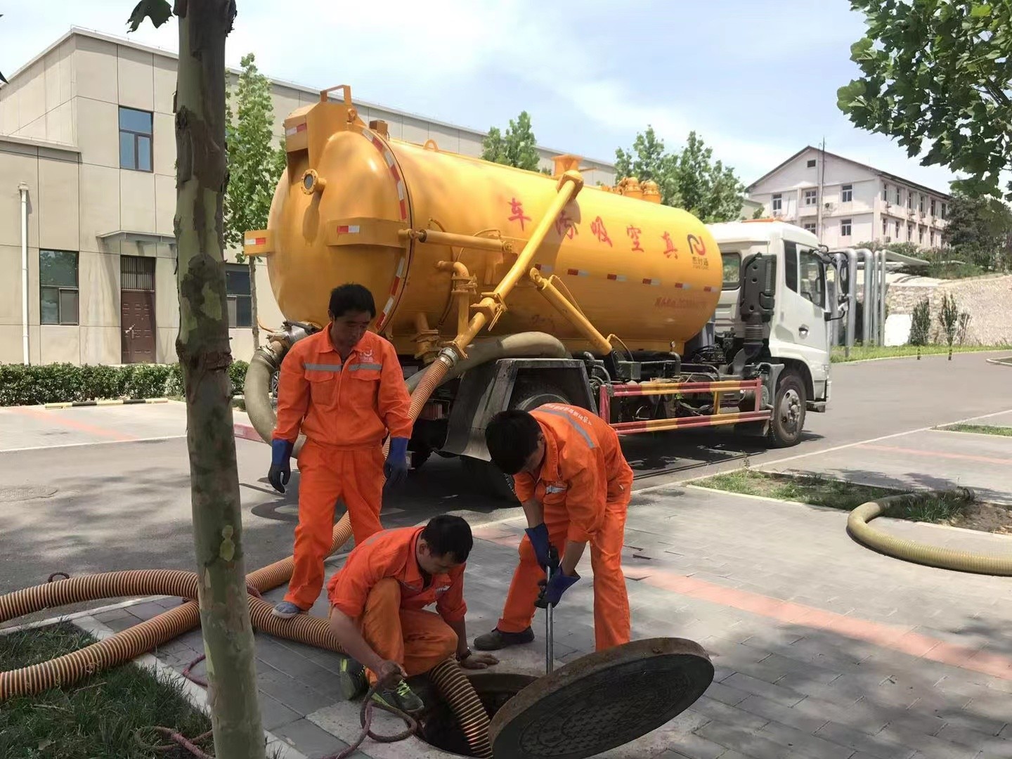 天水管道疏通车停在窨井附近