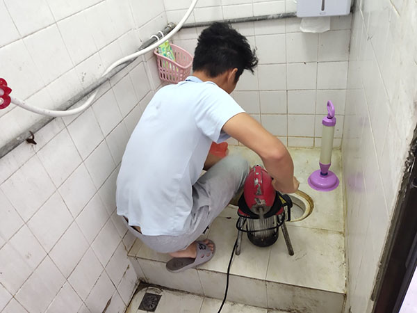 天水管道堵塞冒臭气 专业师傅现场解决问题