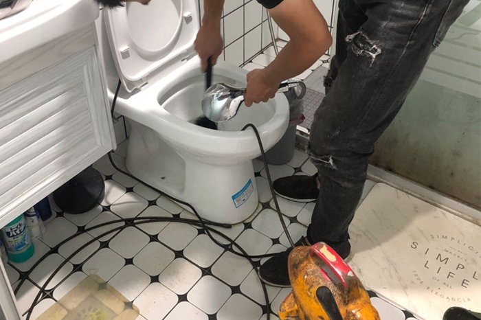 天水马桶堵塞自己疏通还是找师傅?专业上门服务让你省时更省心